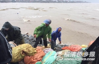 福清市高山镇紧急抢修加固两处海堤坍塌缺口