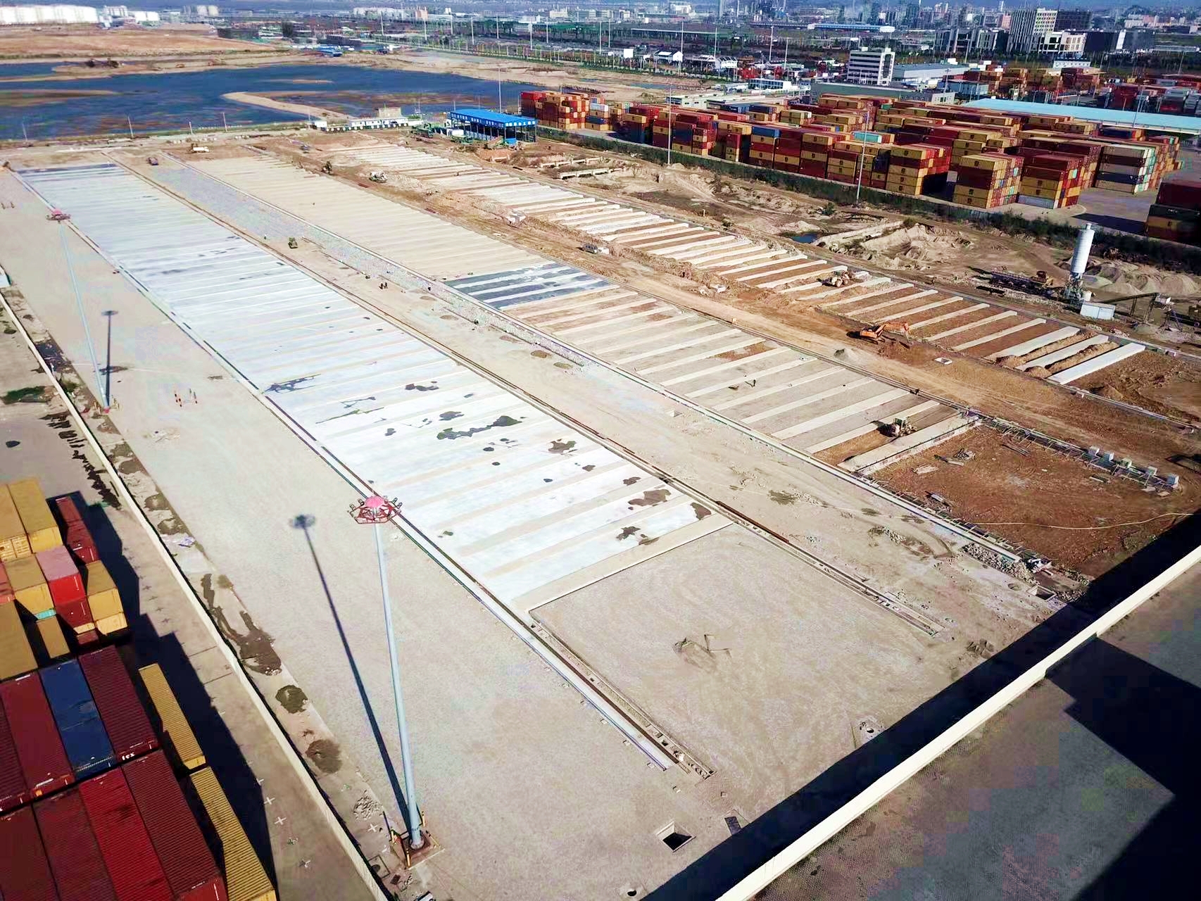 江阴港区4#、5#泊位轨道吊堆场工程主体结构基本形成