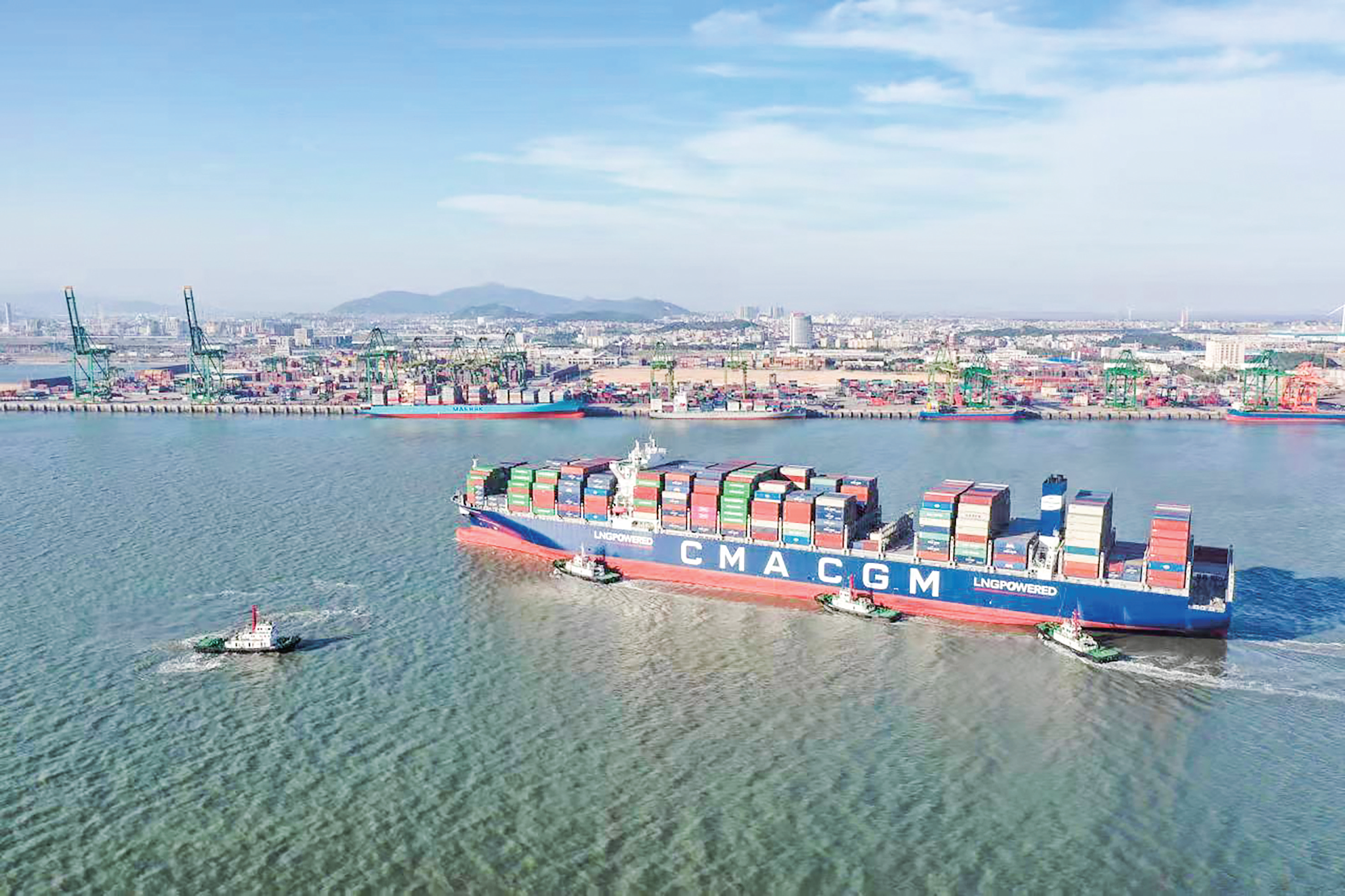 超大型集装箱船“达飞尊严”轮首航江阴港区