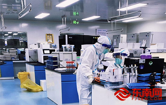 检验人员在实验室进行检测（图片来源于福清市第二医院） (2).png