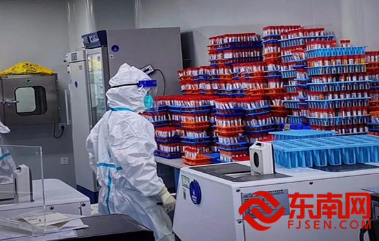 检验人员在实验室进行检测（图片来源于福清市第二医院）.png