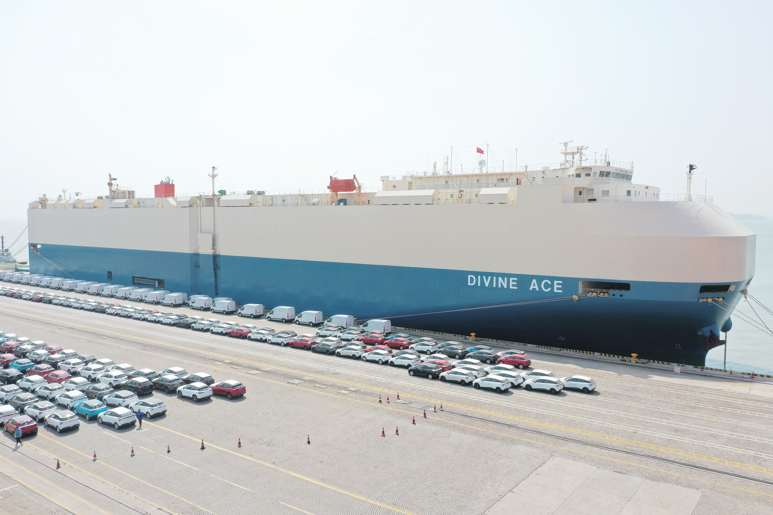 1602辆上汽新能源汽车在江阴港装船运往欧洲