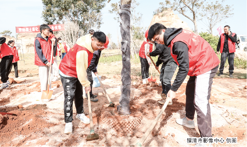 市领导开展义务植树活动