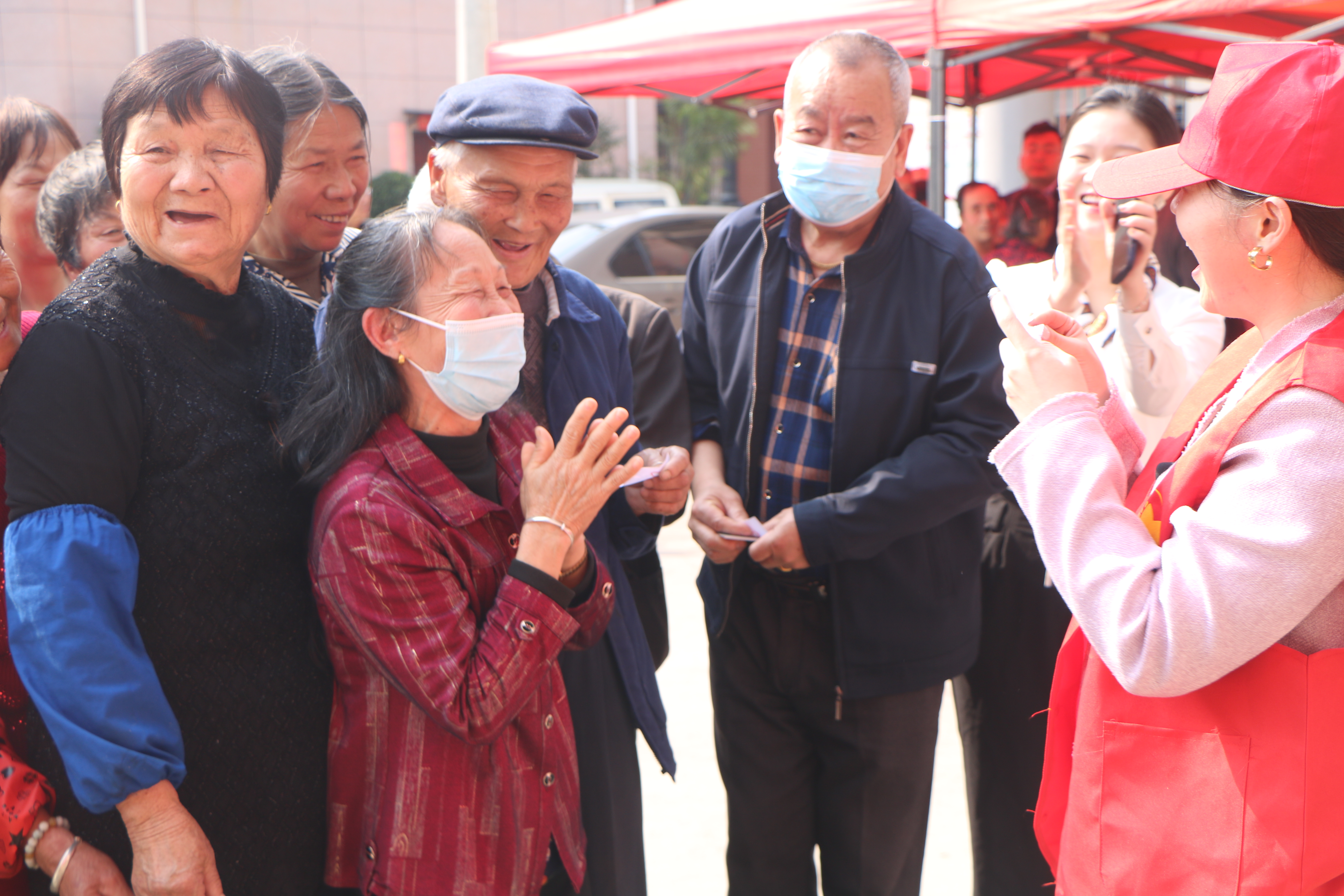 石竹街道开展“温暖社区在行动，为老服务银龄餐”活动