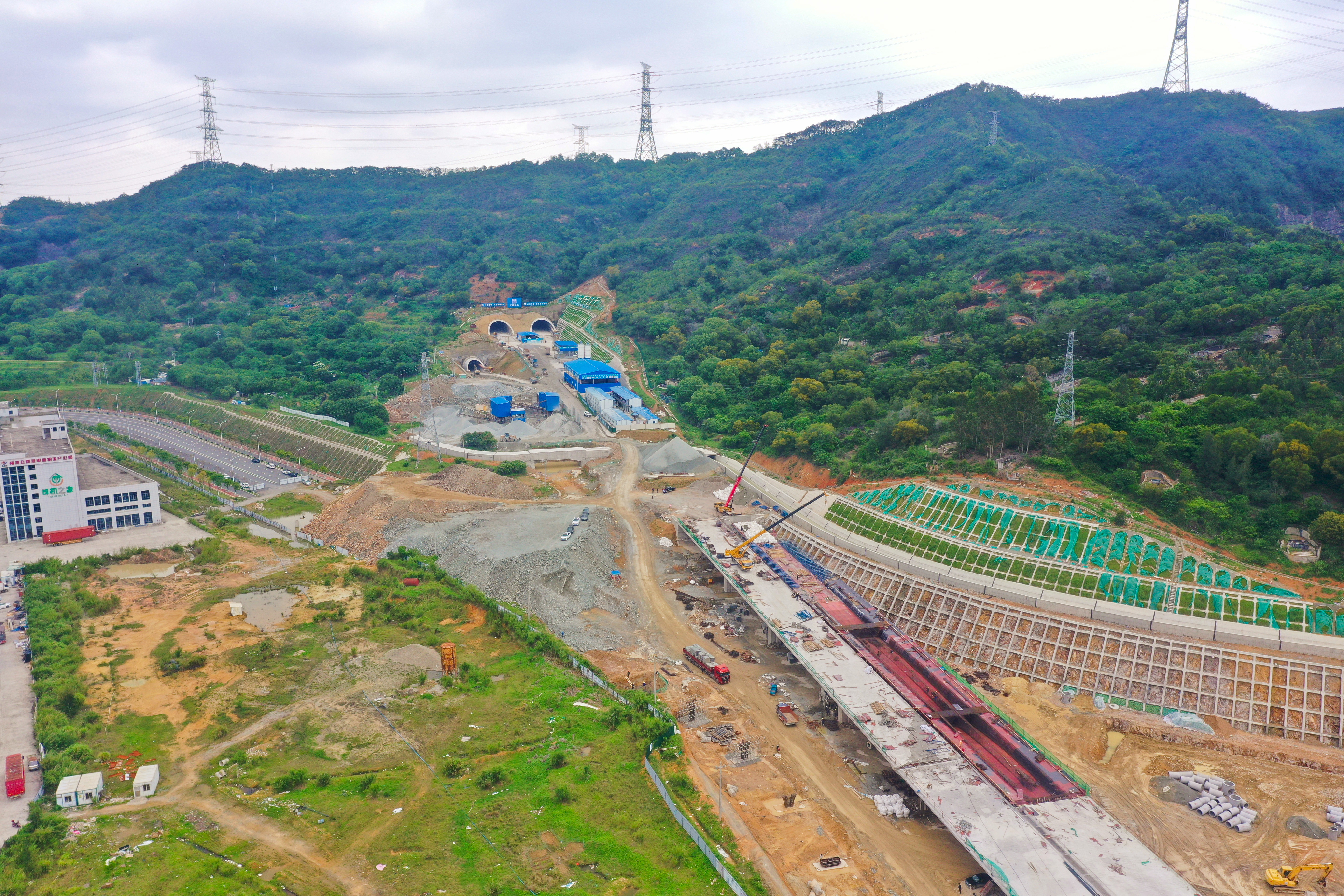 长高山隧道左洞顺利贯通