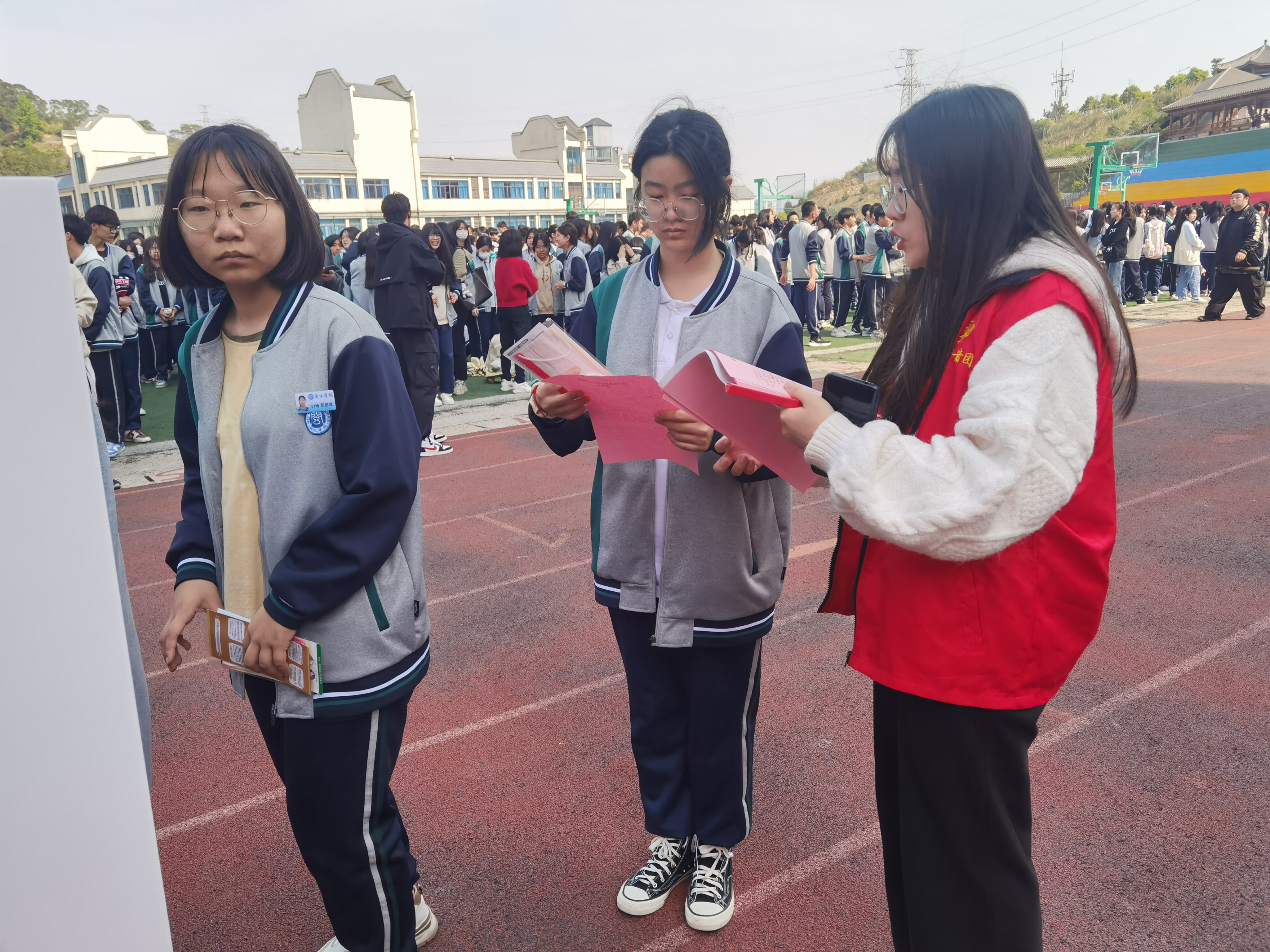 志愿者向闽江职业技术学校学生发放《倡导移风易俗推行文明祭祀倡议书》。 福清市石竹街道供图.jpg