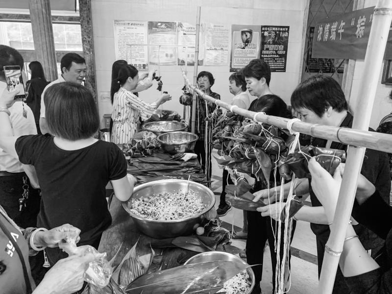 音西街道滨江社区举办端午节包粽子活动