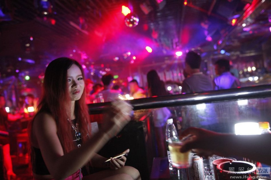 夜店舞女秘事:为了让客人满意 台下台上竭尽全力