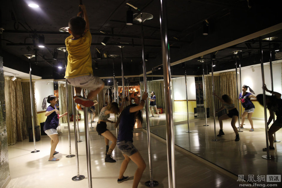 夜店舞女秘事:为了让客人满意 台下台上竭尽全力