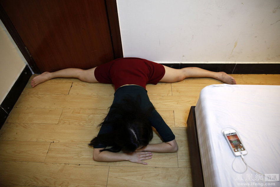 夜店舞女秘事:为了让客人满意 台下台上竭尽全力