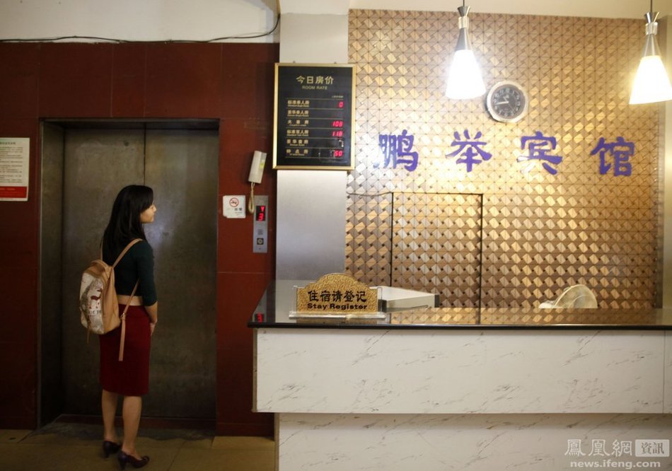 夜店舞女秘事:为了让客人满意 台下台上竭尽全力