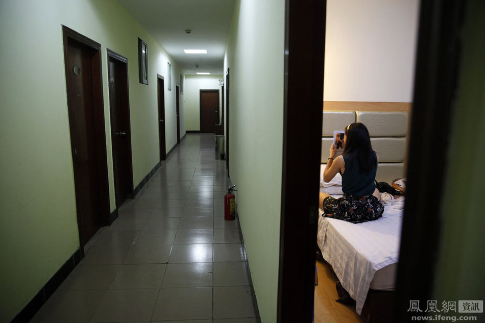 夜店舞女秘事:为了让客人满意 台下台上竭尽全力