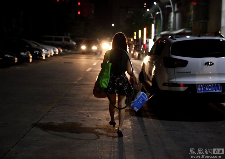 夜店舞女秘事:为了让客人满意 台下台上竭尽全力