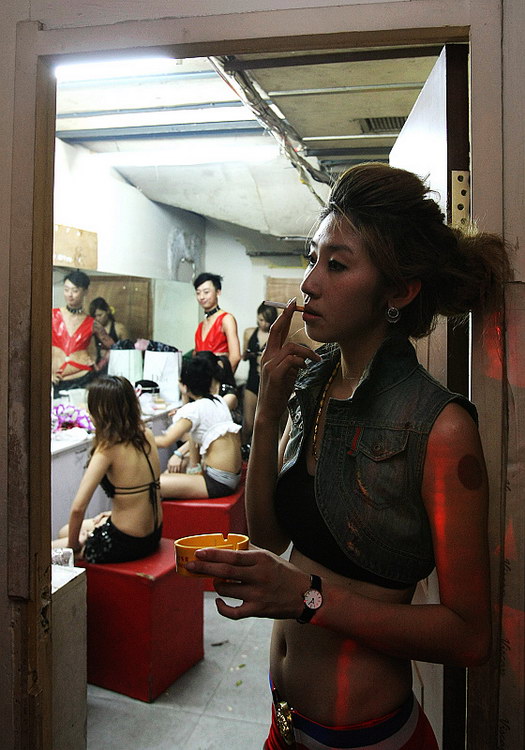 夜店舞女秘事:为了让客人满意 台下台上竭尽全力