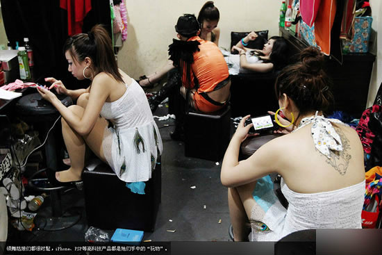 夜店舞女秘事:为了让客人满意 台下台上竭尽全力