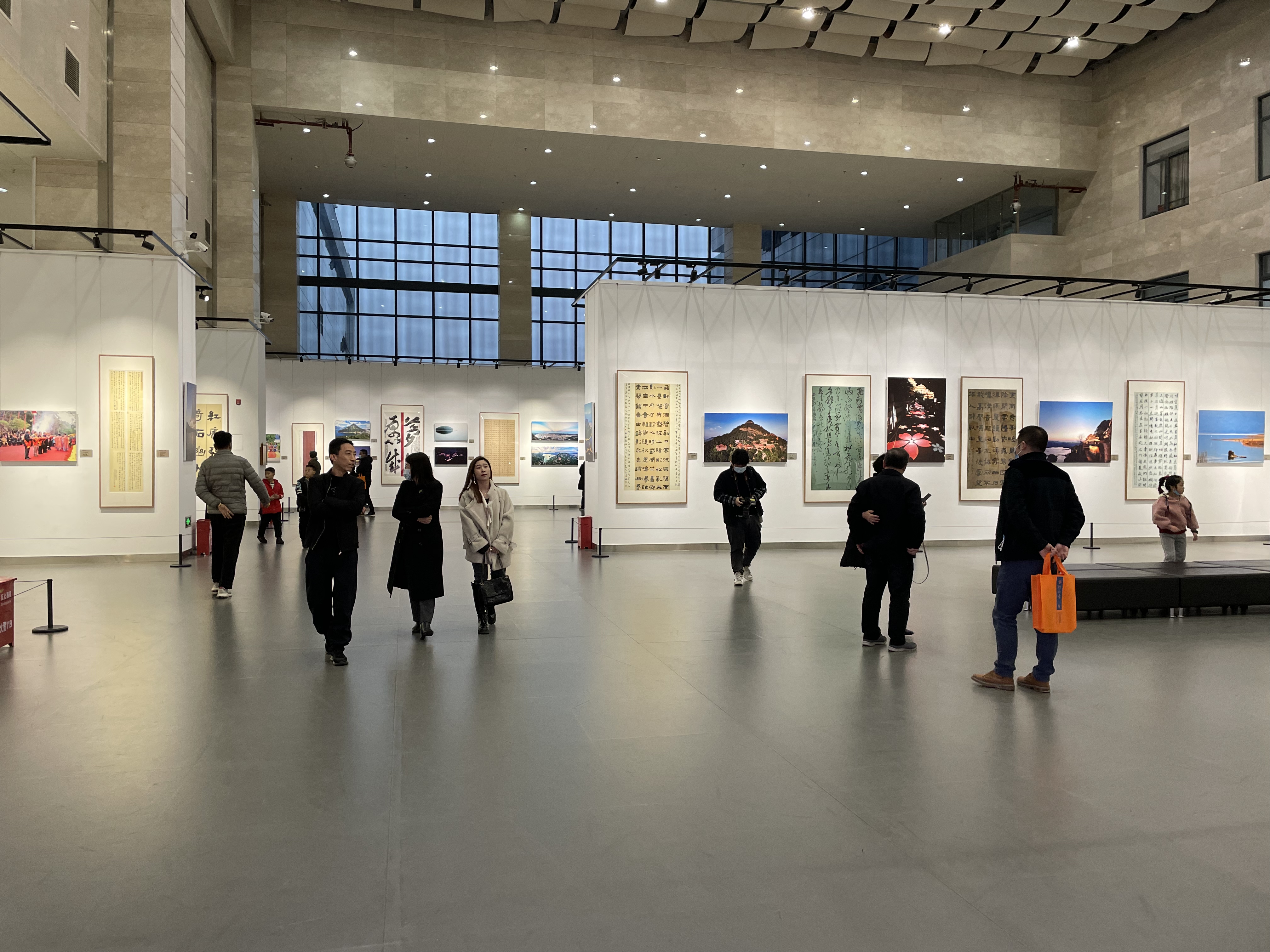“石竹风情”书法摄影作品展在市美术馆展出