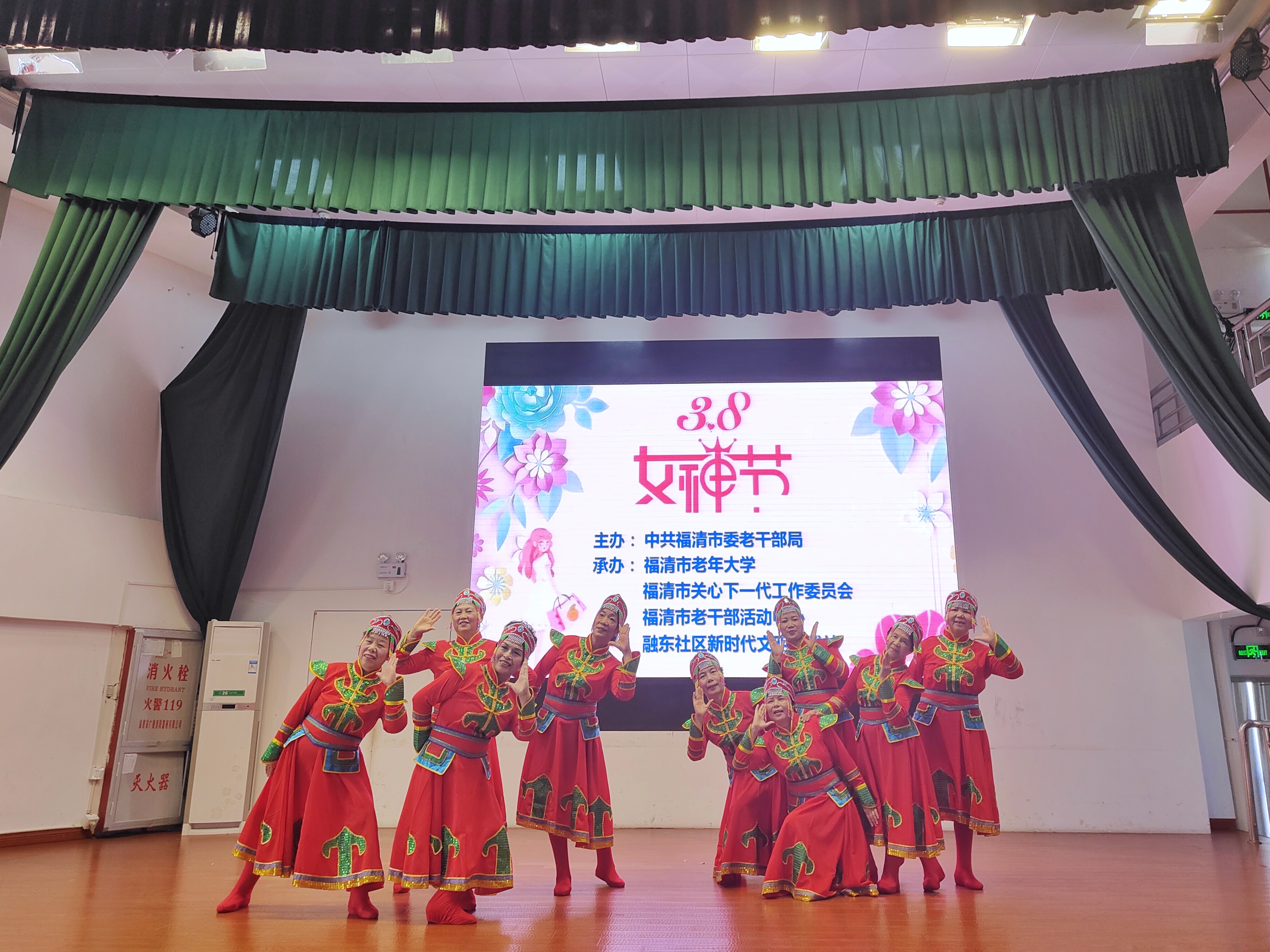 市老年大学举办庆“三八”节暨巾帼志愿者活动