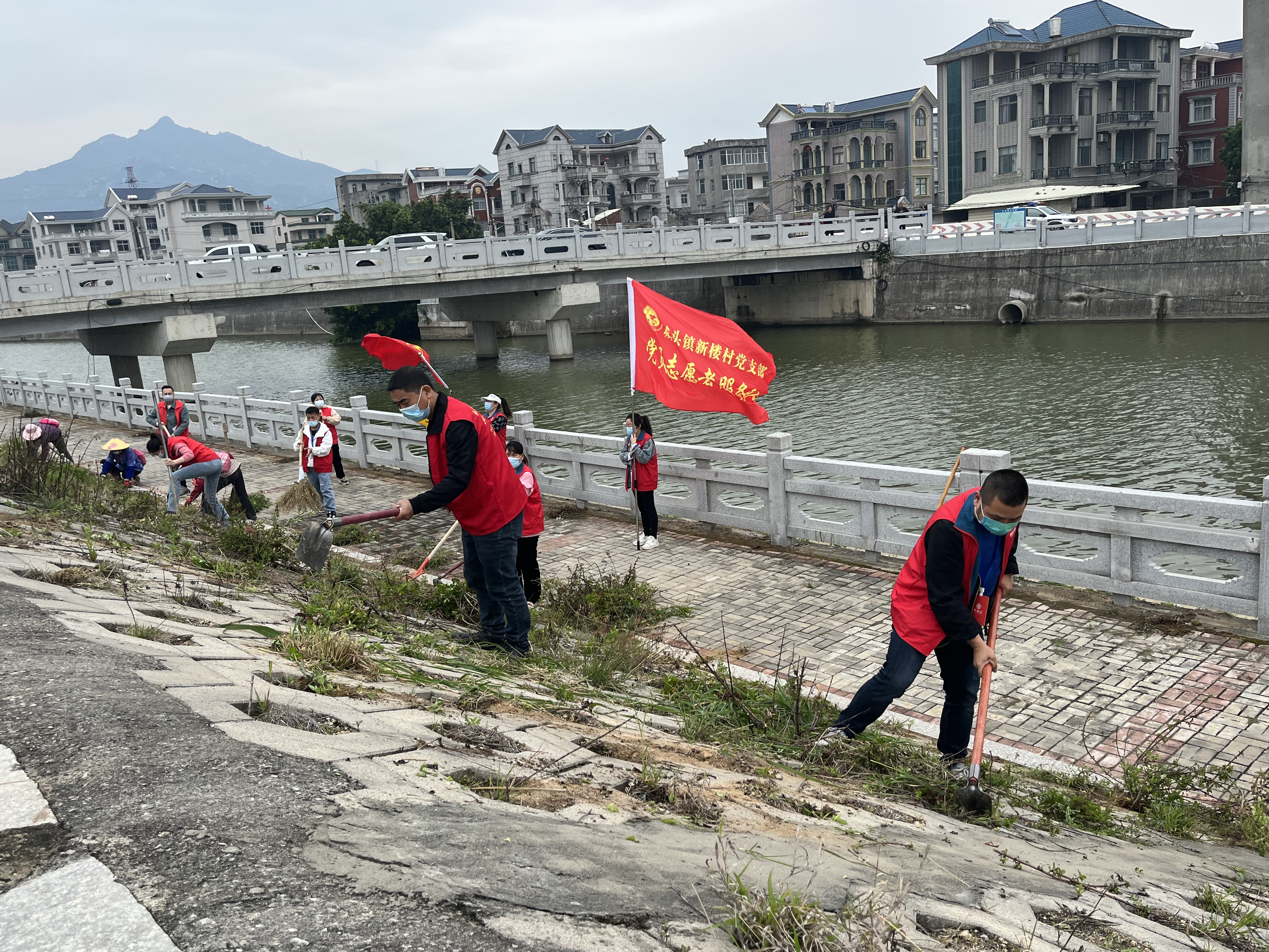 我市各镇街开展“护河爱水、清洁家园”行动