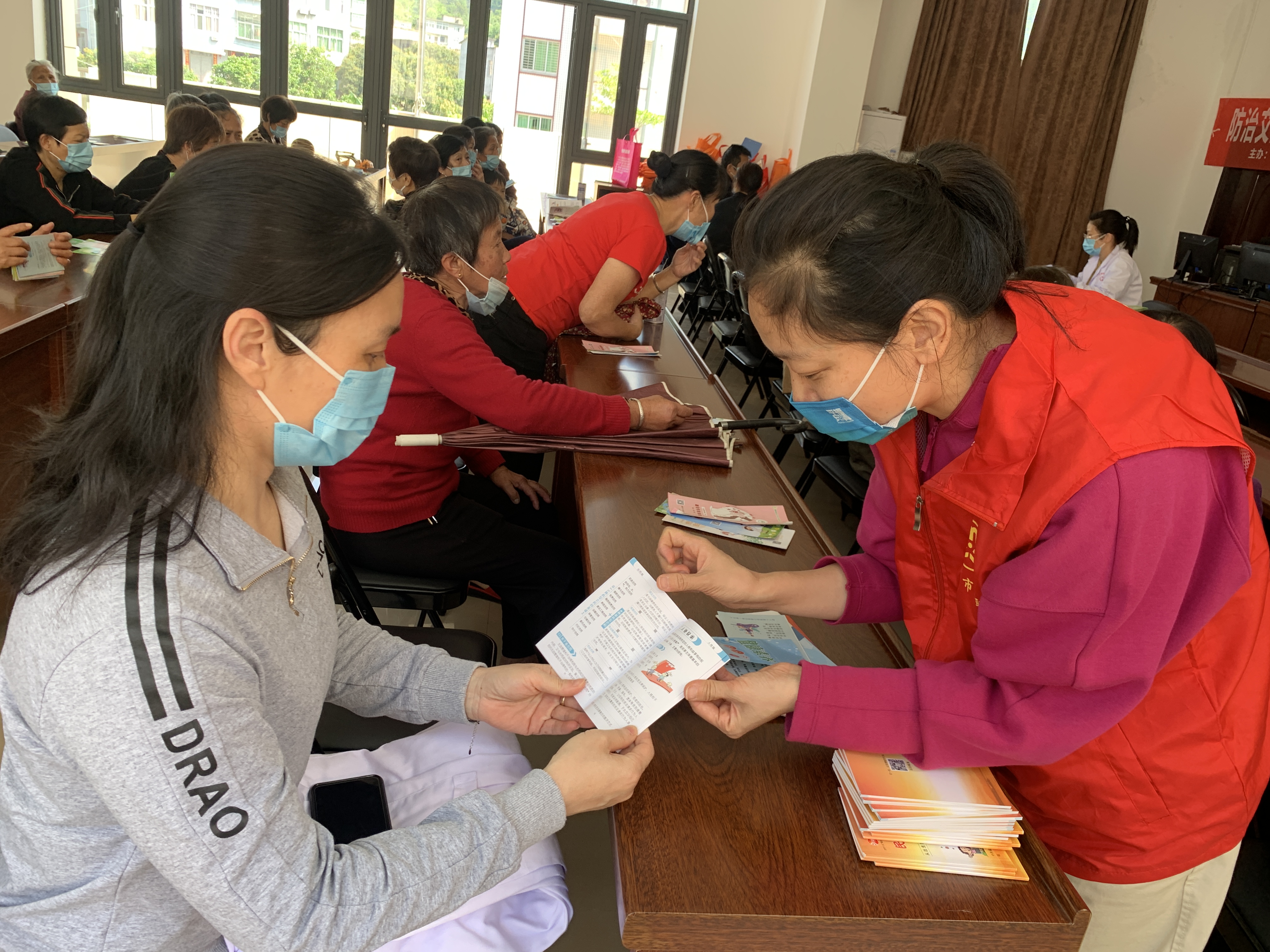市妇联走进乡村宣传《民法典》