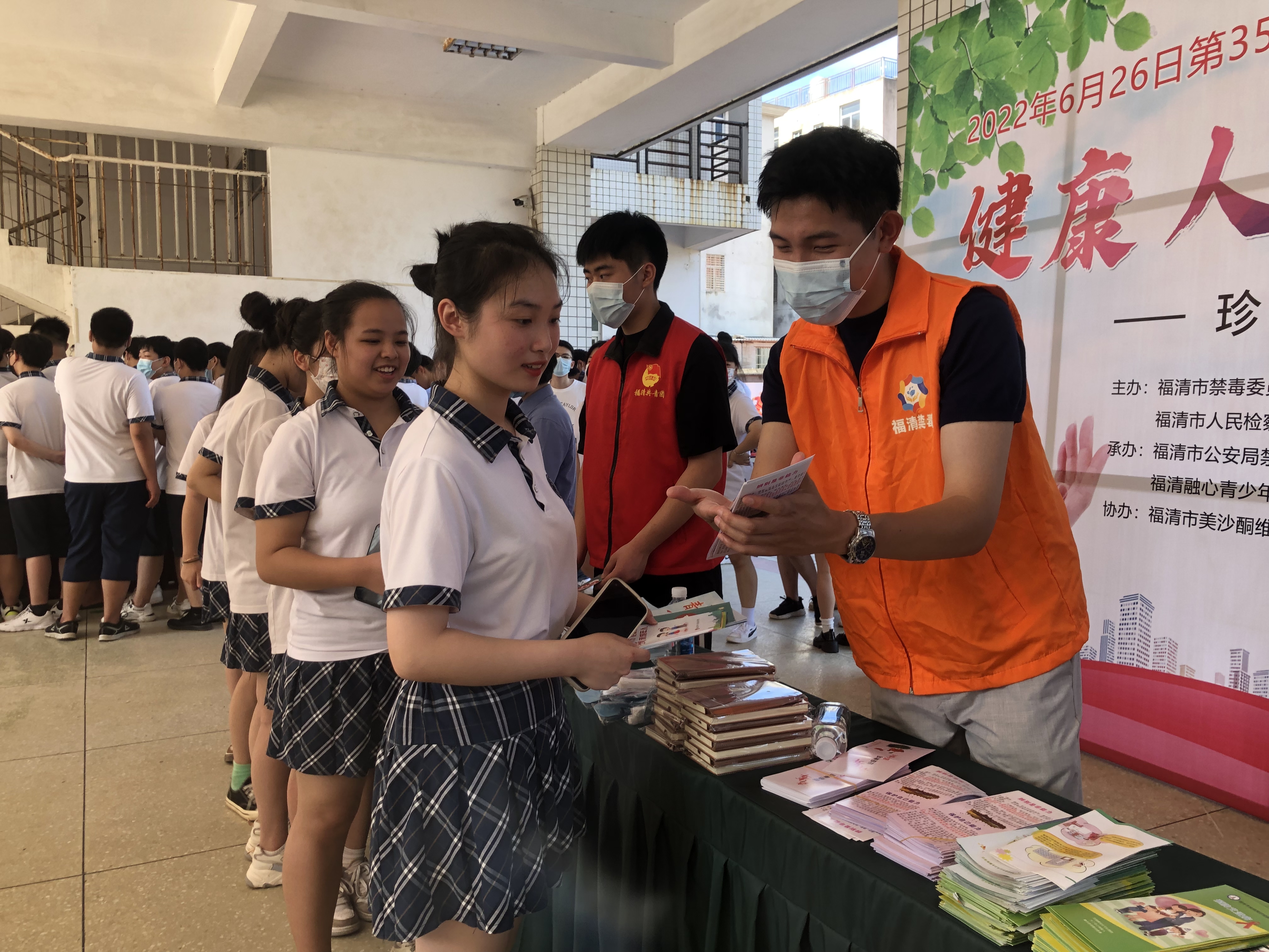 多部门联合开展禁毒防艾宣传活动