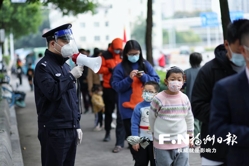 福清百名民警增援值守封控区