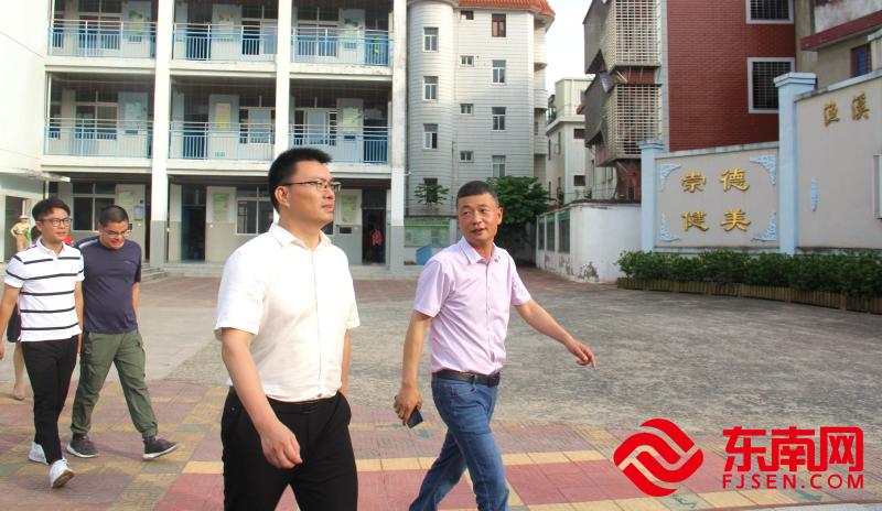 福清市委宣传部副部长、文明办主任郭芳辉带队到渔溪中心小学调研文明校园建设工作。 （东南网福清频道记者陈燕平摄）.jpg