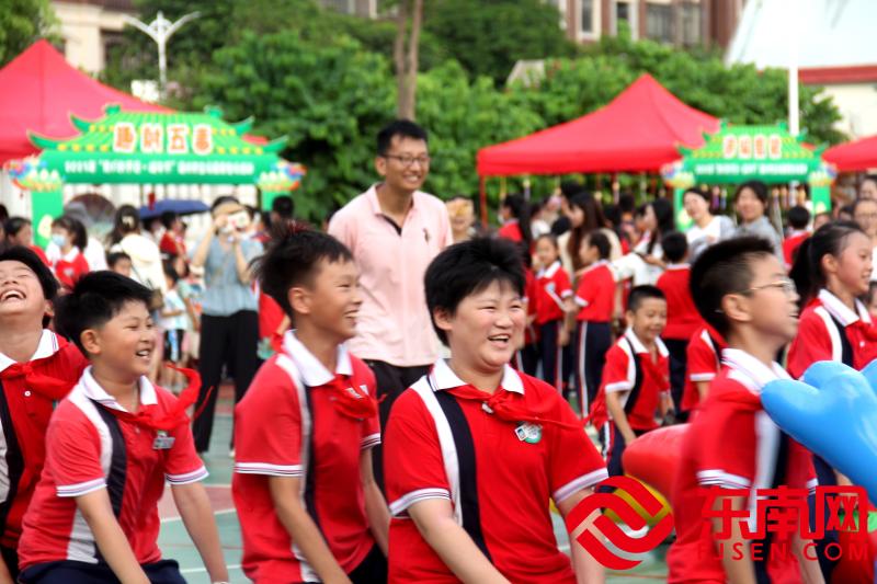 端午民俗活动“百舸争流”。 （东南网福清频道记者陈燕平摄）.jpg