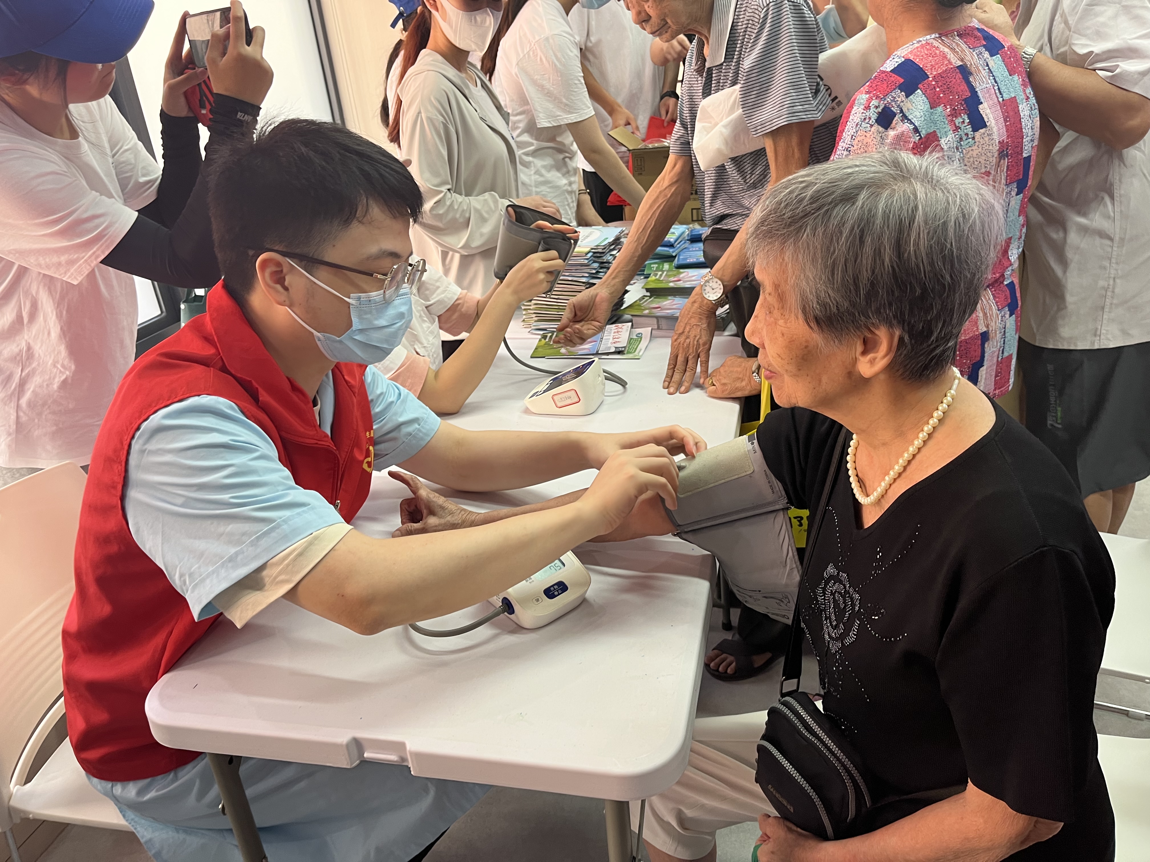 多单位联合举办医学讲座与义诊活动