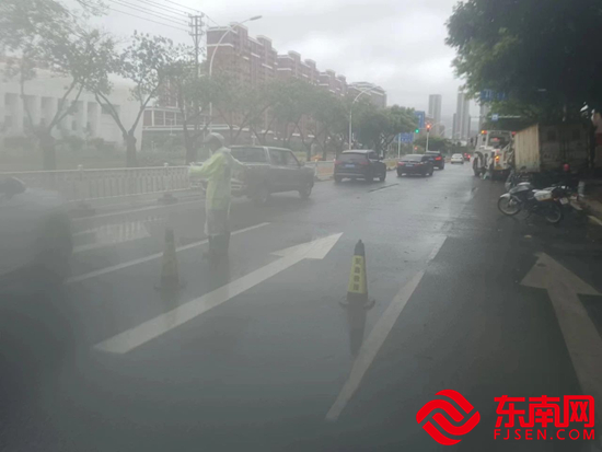 福清交警全体民辅警24小时在岗在位，坚守路面指挥交通，及时对过往车辆驾驶人和行人进行安全提示，确保群众出行安全。（福清交警 供图）.jpg