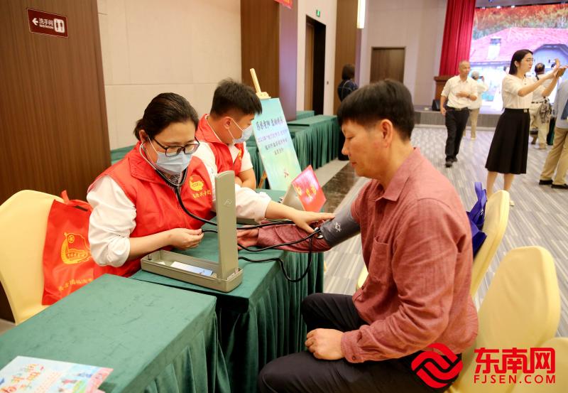 义诊。 （东南网福清频道记者 林学武摄）.jpg