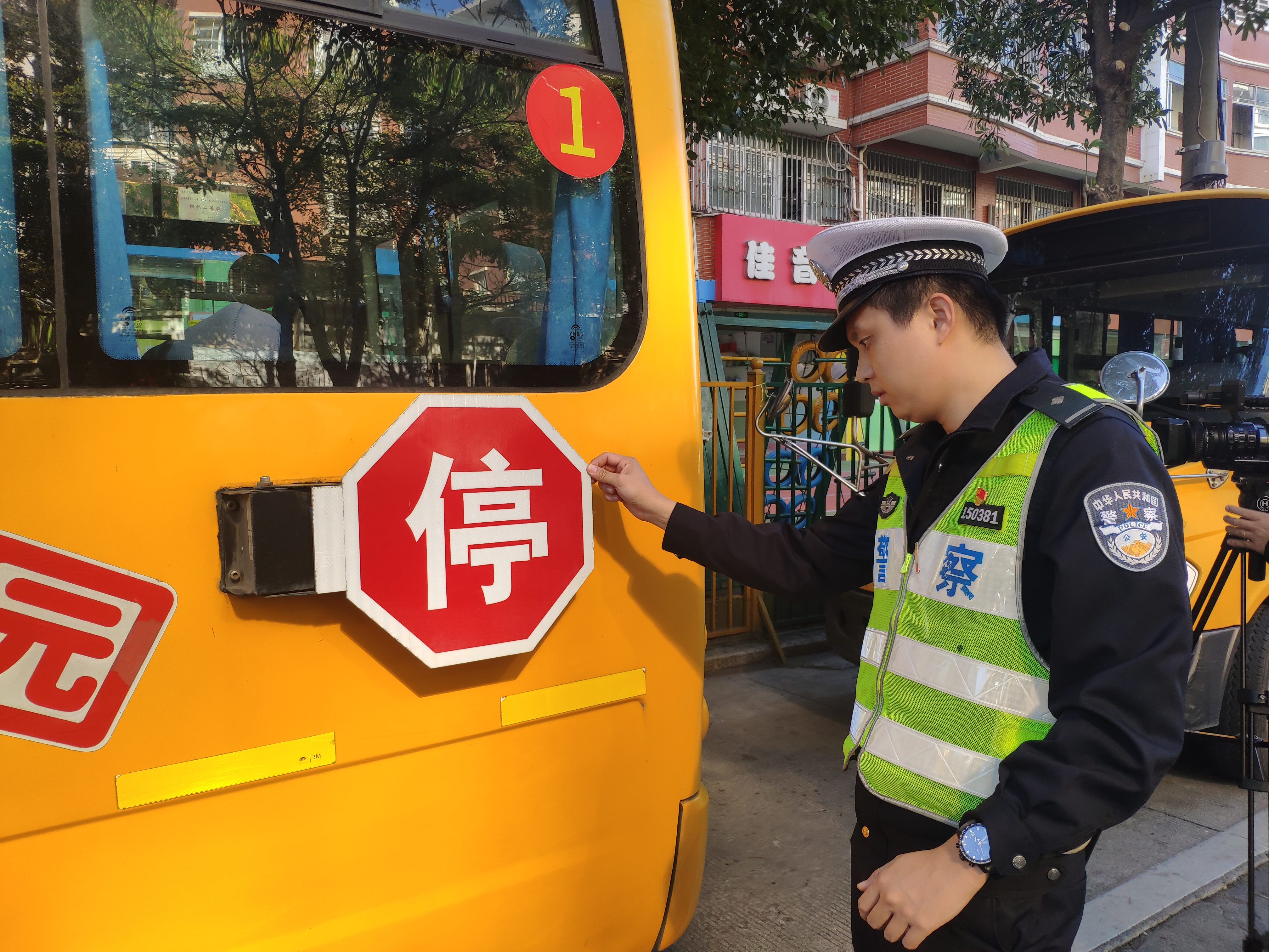 福清交警为学生出行筑牢防护屏障