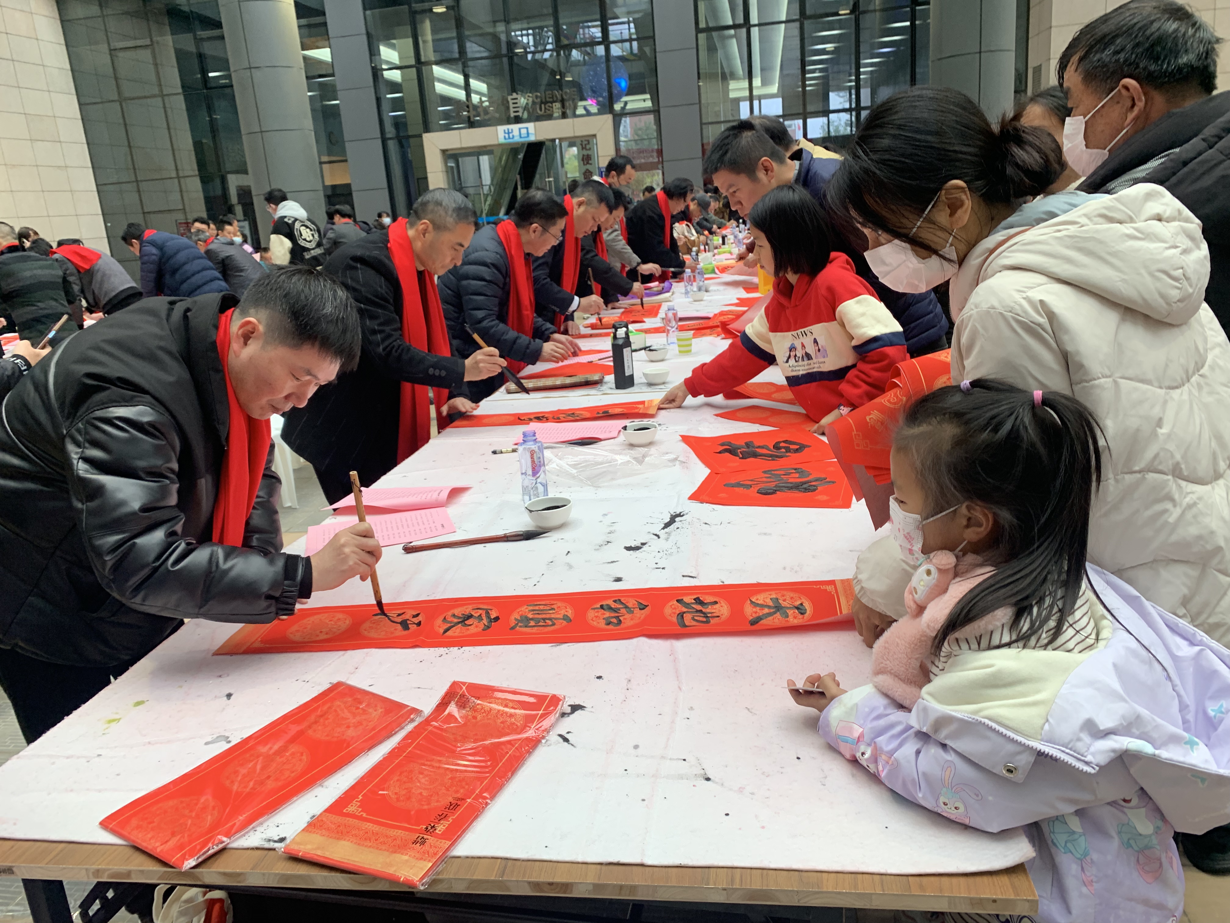 我市多部门联合举办义务写春联活动